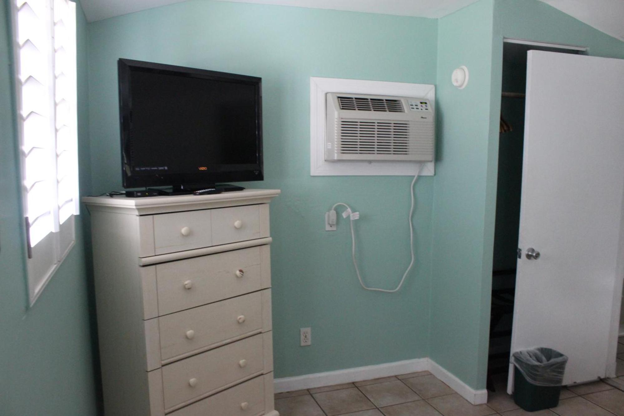 Shoreline Suites & Cabana Cottages - Beachfront Daytona Beach Room photo