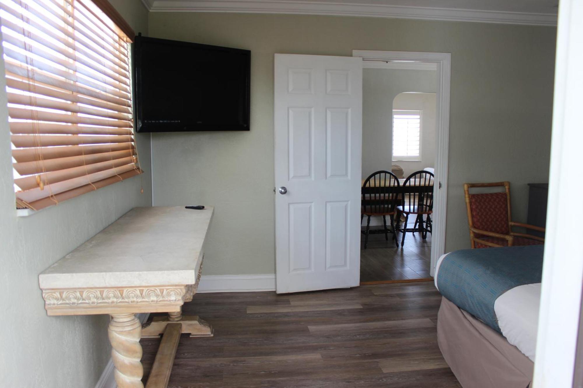 Shoreline Suites & Cabana Cottages - Beachfront Daytona Beach Room photo