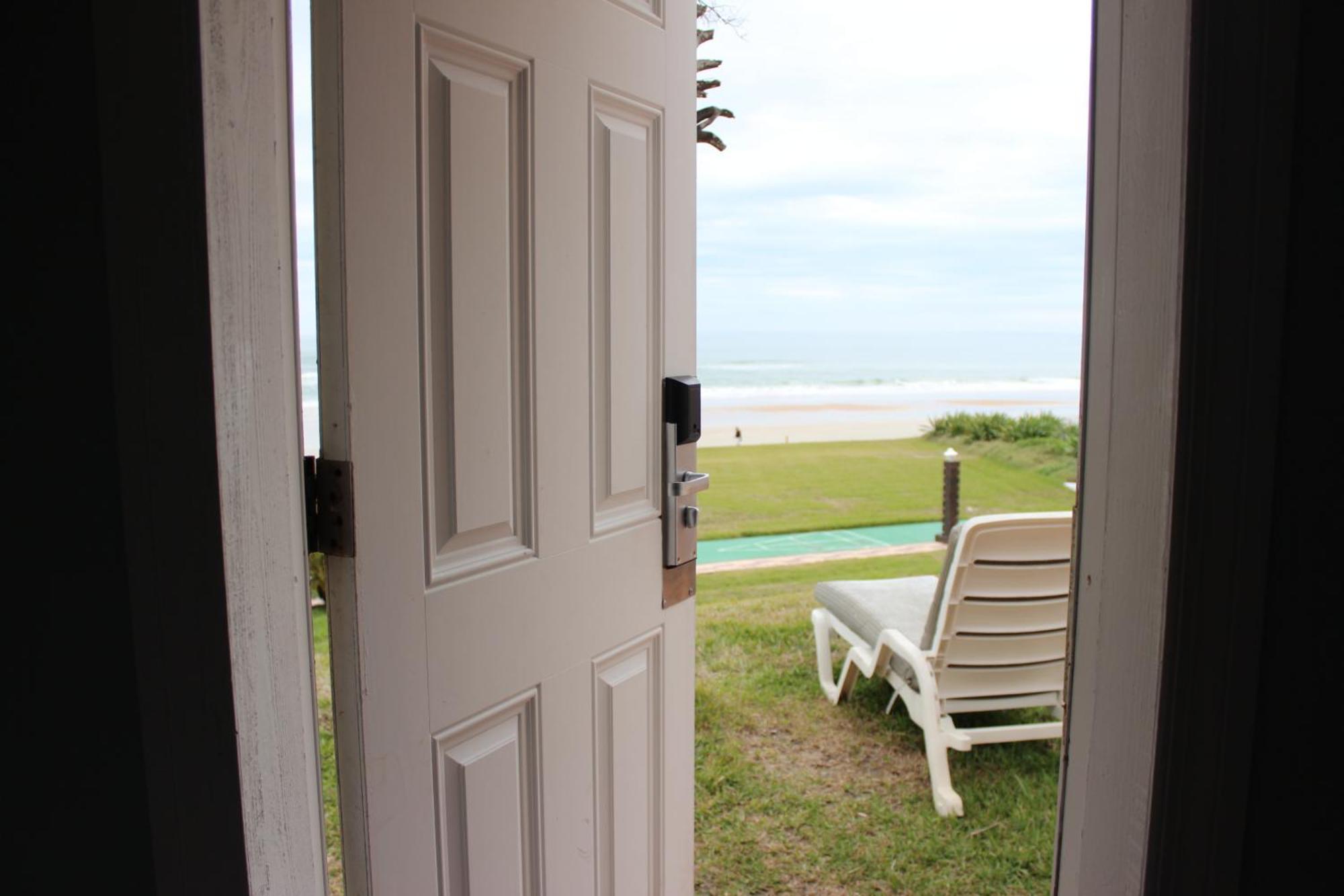 Shoreline Suites & Cabana Cottages - Beachfront Daytona Beach Room photo