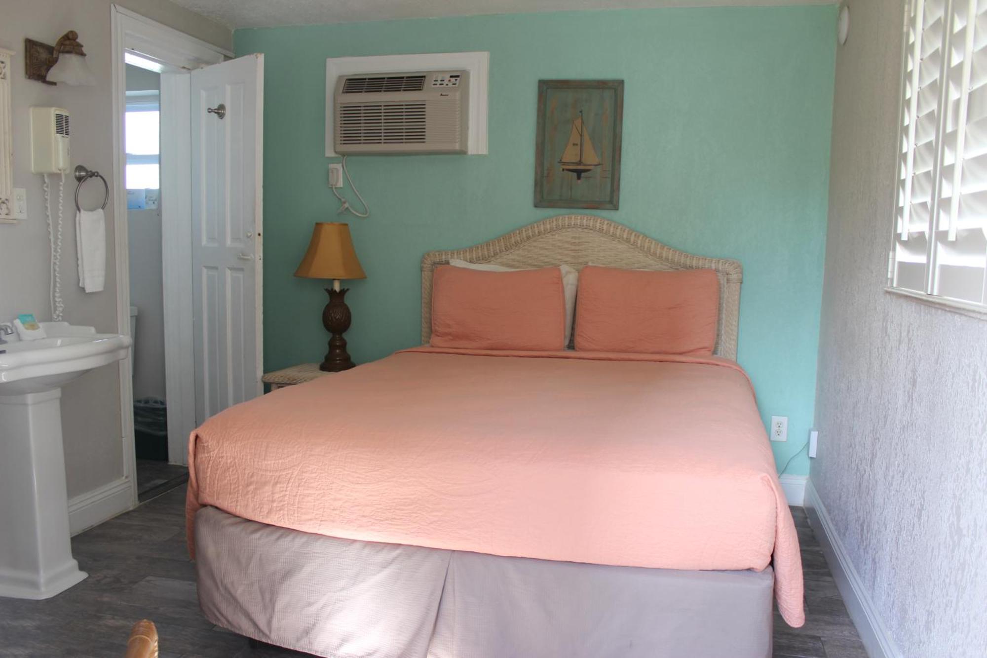 Shoreline Suites & Cabana Cottages - Beachfront Daytona Beach Room photo