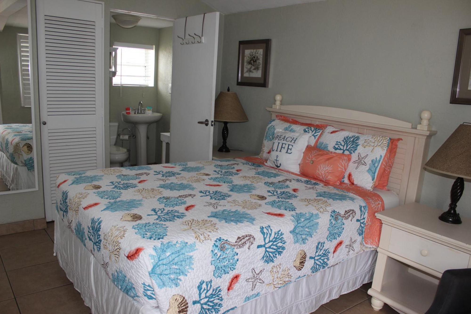 Shoreline Suites & Cabana Cottages - Beachfront Daytona Beach Room photo